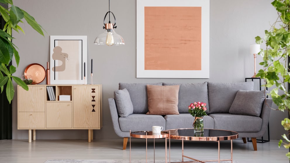 Graues Sofa dekorieren – Tipps von Interior Designerin