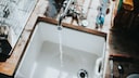 Wasser läuft in einen Abfluss