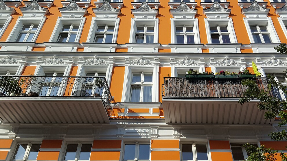 Altbau mit orangener Häuserwand