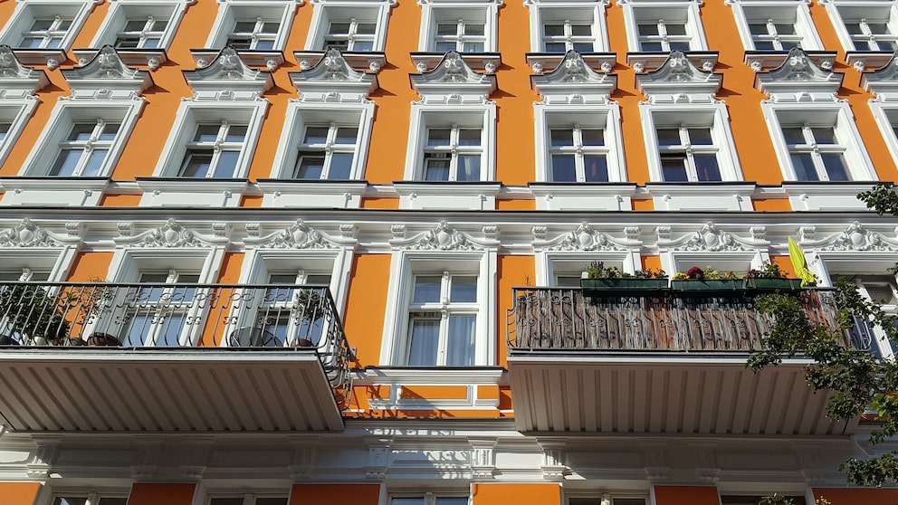 Altbau mit orangener Häuserwand