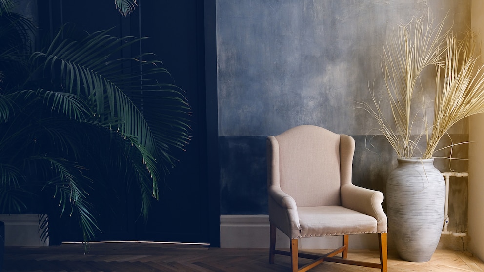 Stylische Bodenvase in der Wohnung