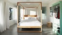 Ein Himmelbett im Schlafzimmer