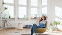 Junge Frau entspannt im Sessel