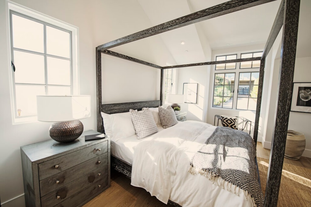 A canopy bed in the bedroom