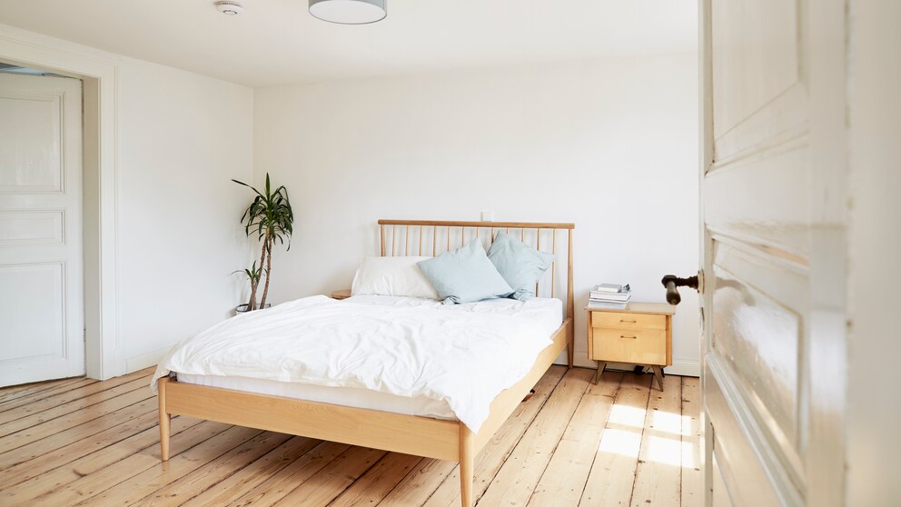 Ein Französisches Bett im Schlafzimmer