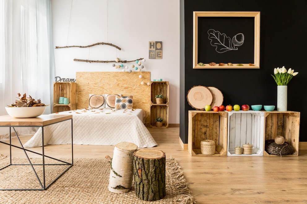 Der Trend geht zum Natur-Stil: Naturbelassenes Holz – gern mit Rinde oder Struktur – schmückt jetzt die Wohnung