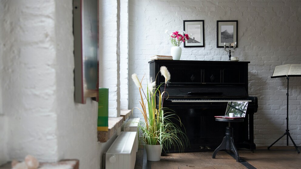 Ein Klavier steht in einer Wohnung