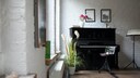 Ein Klavier steht in einer Wohnung