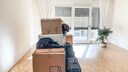 Koffer und Kisten in einer Wohnung