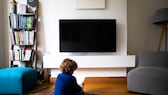 Möglichkeiten, um den Fernseher im Wohnzimmer zu verstecken