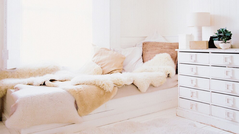 Ein Bett mit vielen Schaffellen