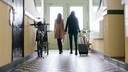Ein P&auml;rchen und Fahrr&auml;der im Hausflur