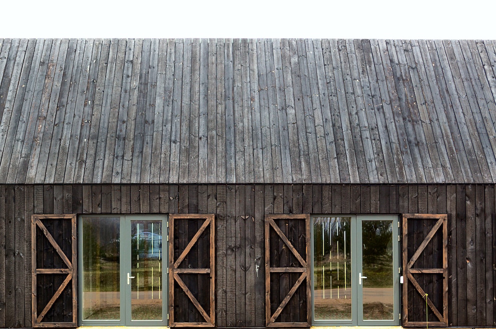 Ein Haus mit Yakisugi-Holz