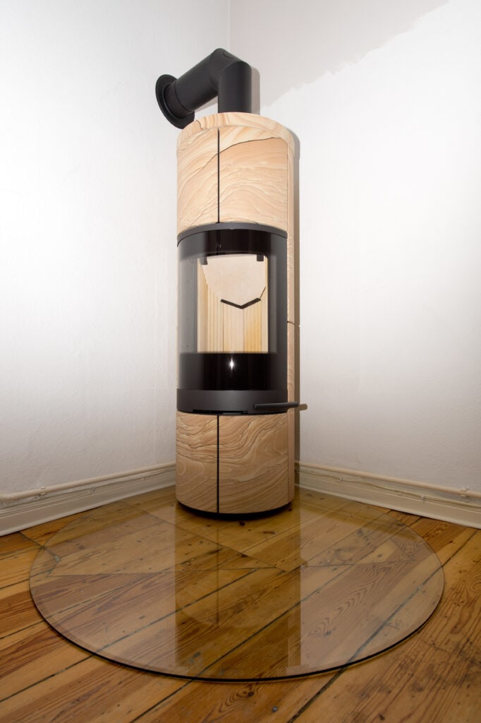 Glass plate in front of a stove for floor protection