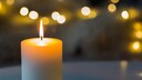 Kerzen Abfallfett: Eine Kerze brennt, im Hintergrund mehrere Lichter