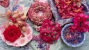 Potpourri: Rote Rosenblüten und weitere Blüten als Ensemble