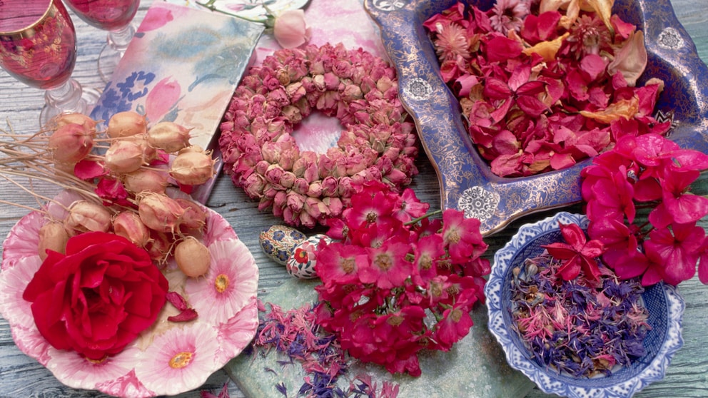 Potpourri: Rote Rosenblüten und weitere Blüten als Ensemble