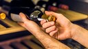 Weinschrank: Ein Mann nimmt eine Flasche Wein aus dem Regal