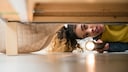 Dinge unter dem Schrank hervorholen