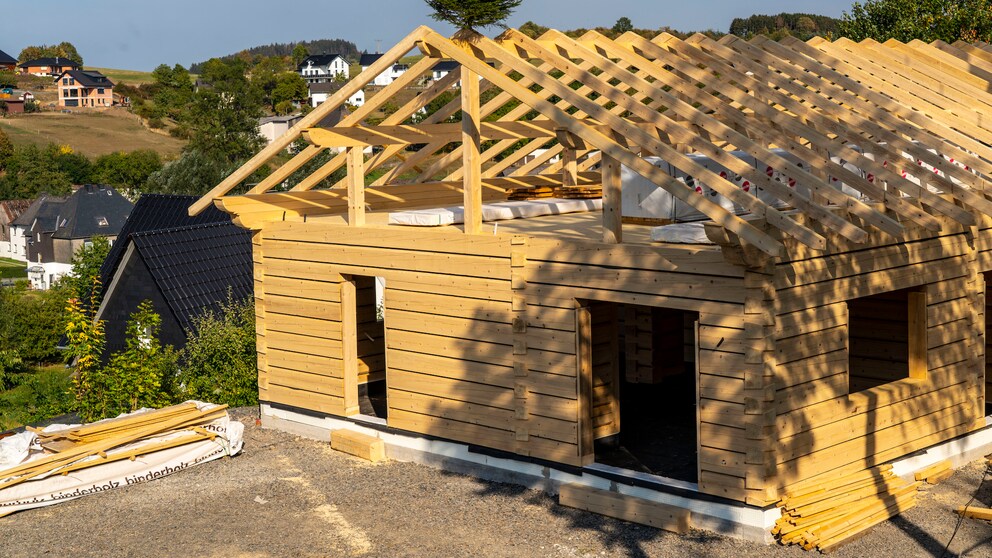 Dämmstoff speichert Wärme: Der Rohbau eines Holzhauses