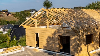 Dämmstoff speichert Wärme: Der Rohbau eines Holzhauses