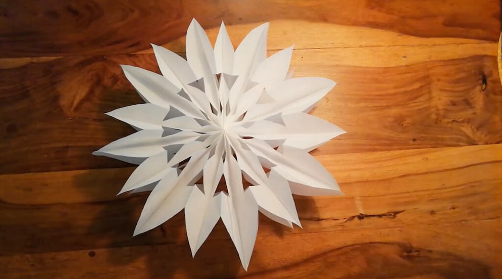 Making a Christmas star – instructions from paper bags