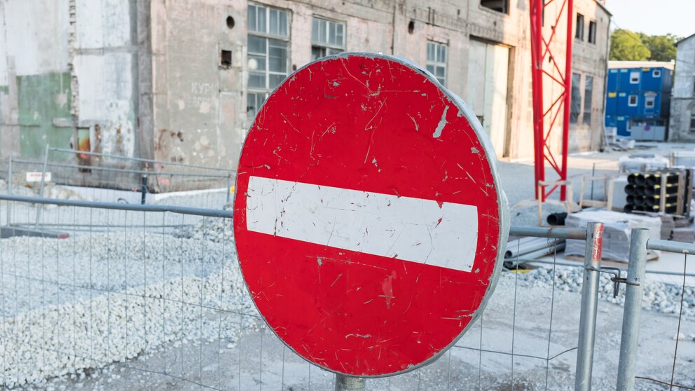 Ein Baustellenschild vor einer Baustelle