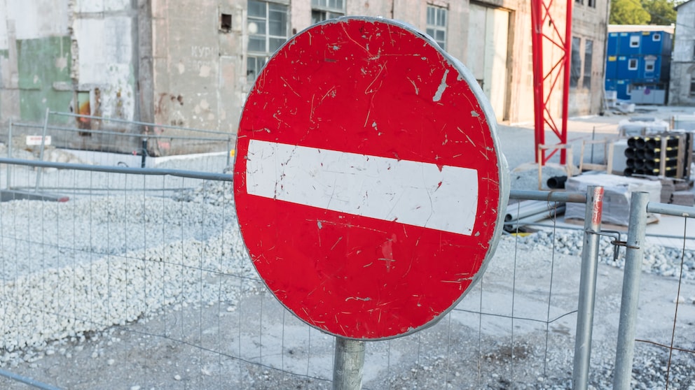 Ein Baustellenschild vor einer Baustelle