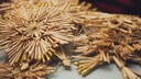Weihnachtsbaum mit Stroh schmücken – eine nachhaltige Alternative