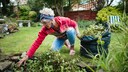 Frau bei der Gartenarbeit