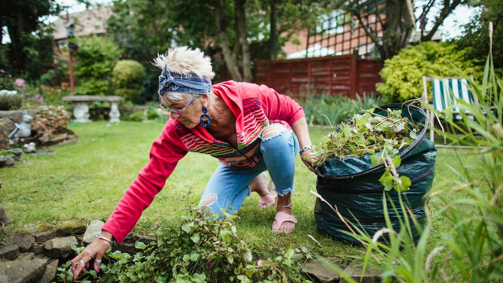 Frau bei der Gartenarbeit