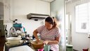 Eine Frau knetet Teig in der Küche