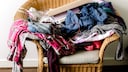 Wäscheberg im Schlafzimmer