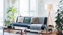 Ein Sofa steht in einem stylischen Wohnzimmer