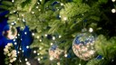 Lichterkette an einem Weihnachtsbaum