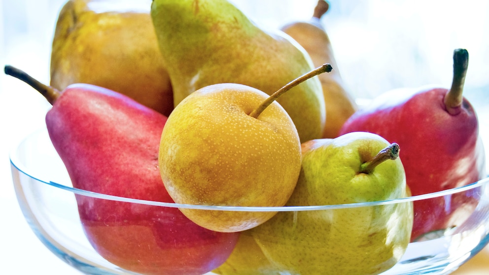 Birpfel: Eine Obstschale mit Äpfel und Birnen