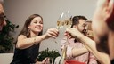 Freunde stoßen an Silvester mit Sekt an