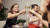 Freunde stoßen an Silvester mit Sekt an