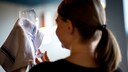 Weingläser polieren: Eine Frau poliert ein Weinglas