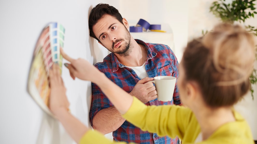 Ein Paar diskutiert über Wohntrends wie die richtige Farbe an der Wand.