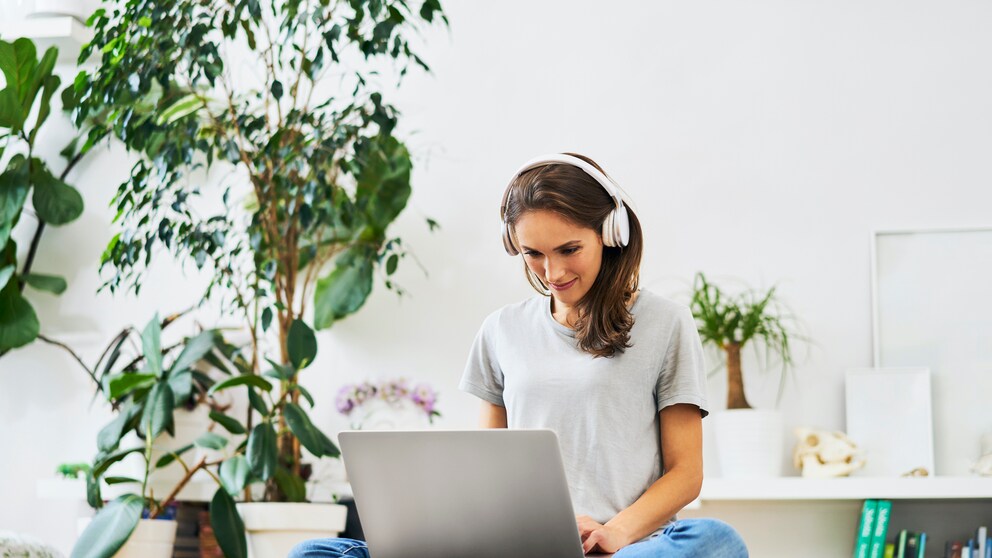 Frau sitzt vor dem Laptop