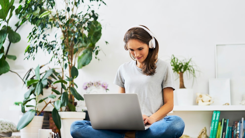 Frau sitzt vor dem Laptop