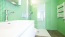 Ein Badezimmer mit Dusche