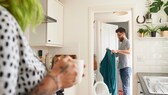 Putzen im Haushalt – Frauen sind mit Aufgabenverteilung nicht zufrieden