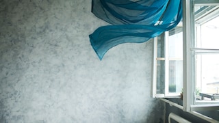 Ein Vorhang wird durch Wind bewegt