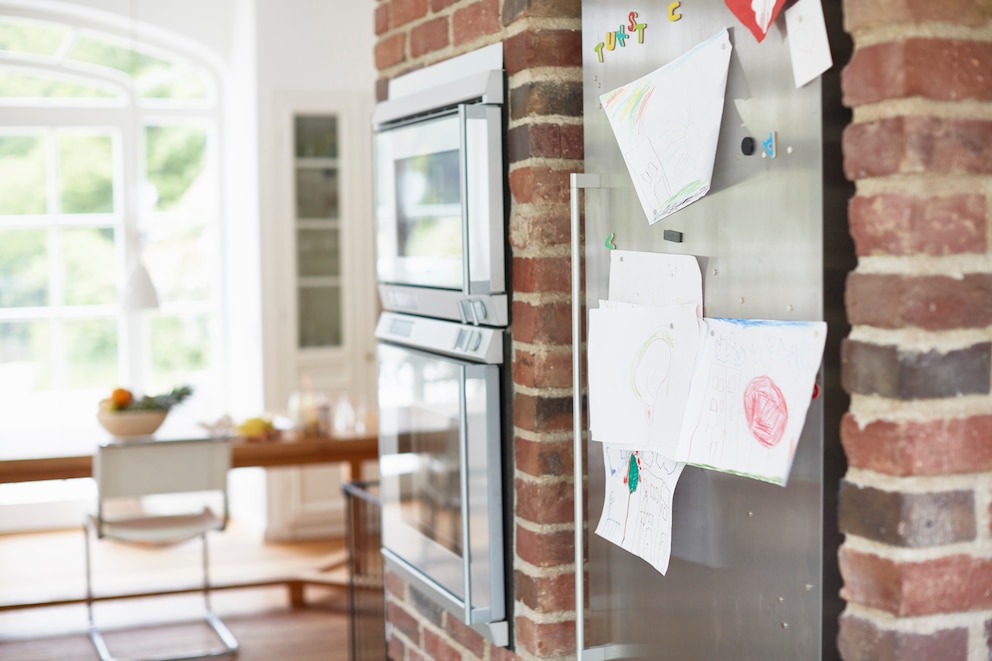 Den Kühlschrank in einer Nische im Mauerwerk unterzubringen, ist ein optimaler Kompromiss in puncto Gestaltung