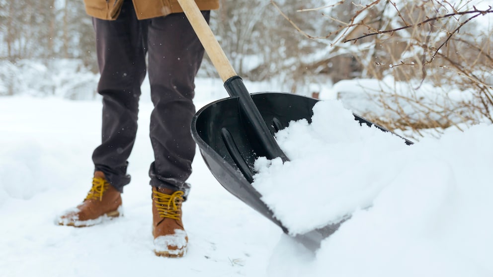 Schneeschaufel im Schnee
