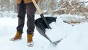Schneeschaufel im Schnee
