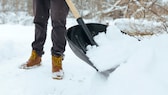 Schneeschaufel im Schnee