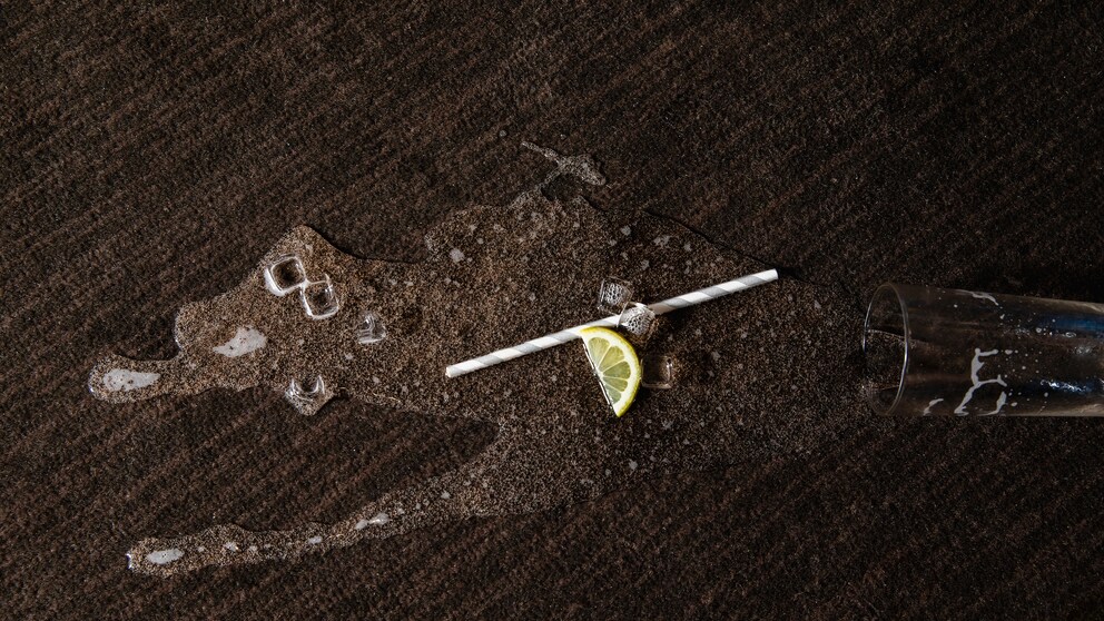Wasserflecken entfernen mit Hausmitteln